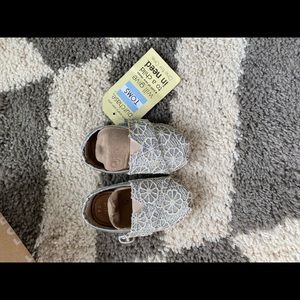 New with tags TOMS silver crochet toddler Sz 4t